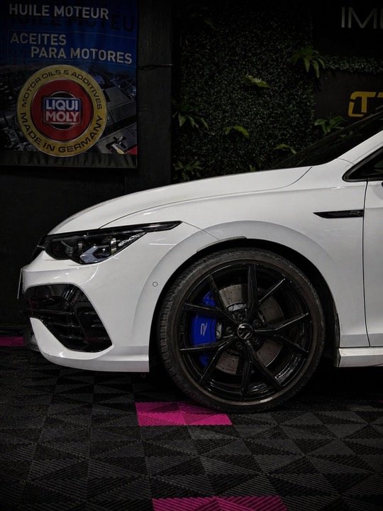 Sistema de frens d’un Volkswagen Golf R a Importworks Andorra